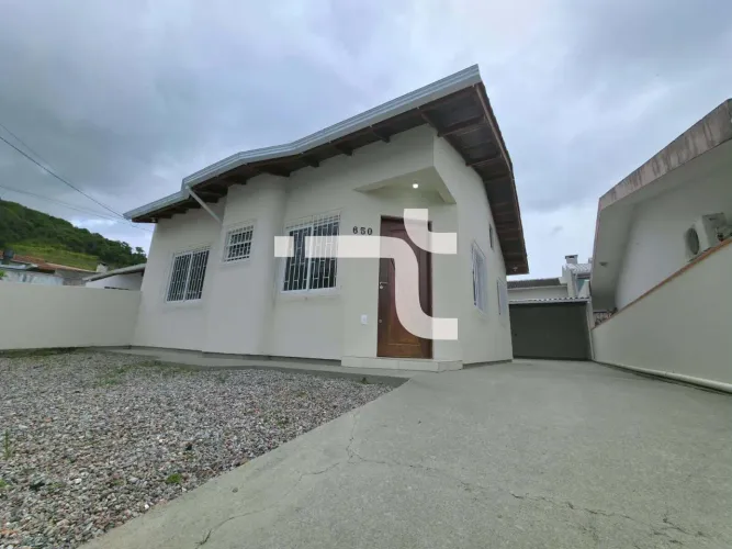 Casa à venda com 3 dormitórios e amplo terreno no São Sebastião - Palhoça/SC