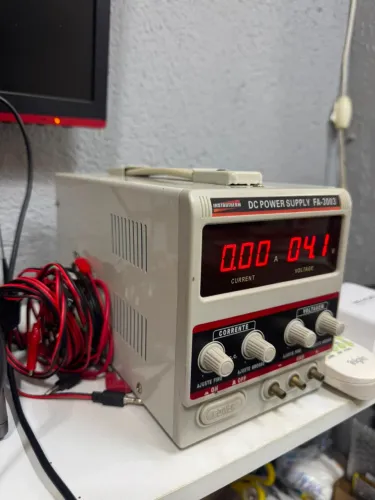 Fonte de bancada - 10V - 3 amperes 