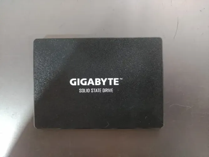 SSD Gigabyte 240GB GP-GSTFS31240GNTD 2.5" SATA - 97% Saúde - Pouco Uso!