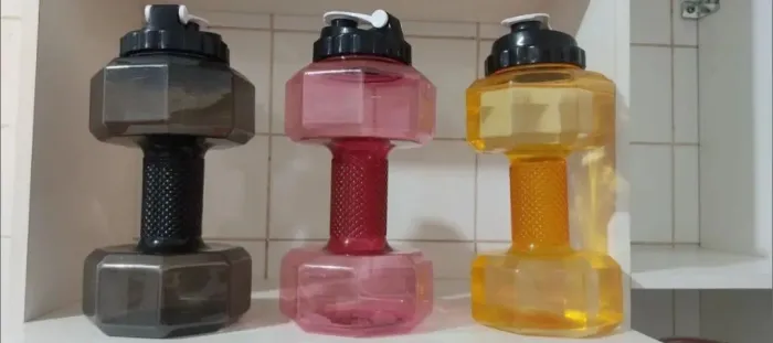 Garrafas de Água para Academia Motivacional Tipo Dumbell 2 litros em 3 cores.