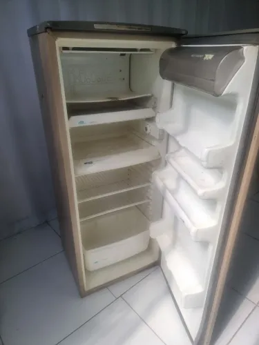 Geladeira com defeito concerta ou peças