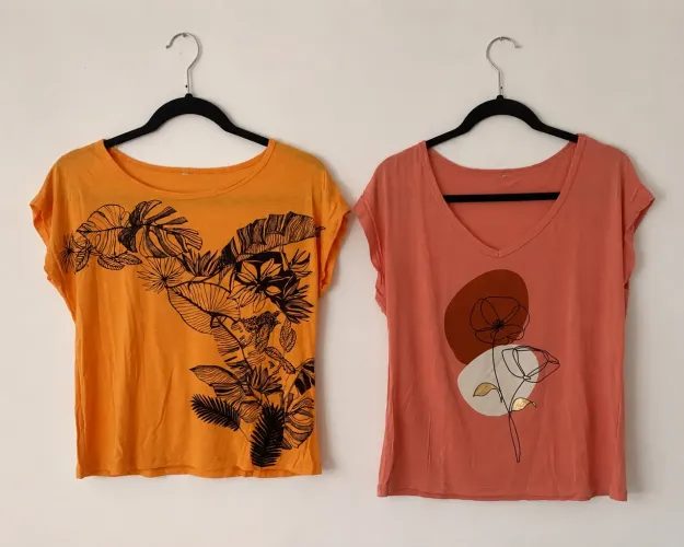 2 Blusas femininas M, confeccionadas em malha viscose. 