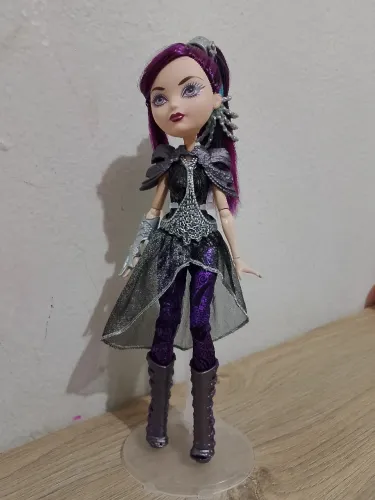 Boneca Ever after high - Raven Dragon Games 