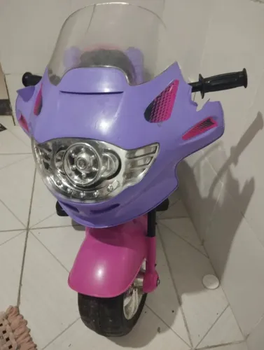 Moto elétrica infantil semi nova.