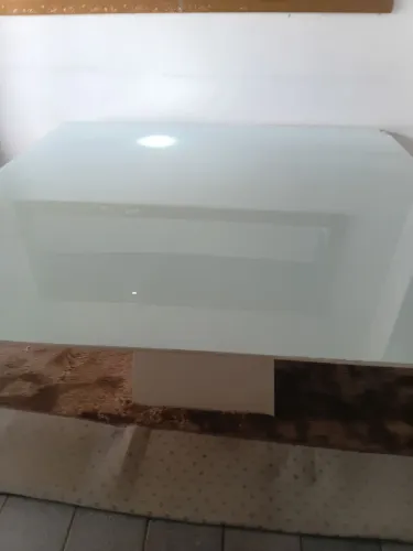 Vendo uma mesa de jantar em ótimo estado só está trincado nas 2.pontas 