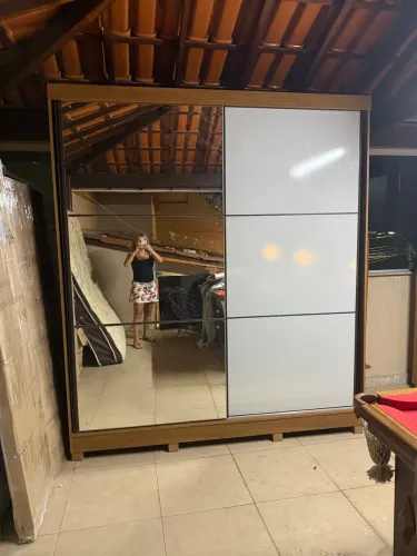LINDO GUARDA ROUPA PRATICAMENTE NOVO