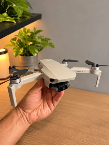 Drone DJI Mini 2 SE Fly More Combo, 3 baterias, hub e bolsa