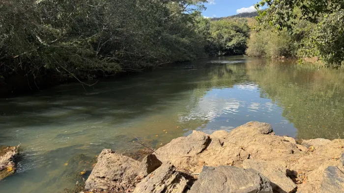 Chácara de 2mil mt com rio dos bois no fundo próximo da cidade!