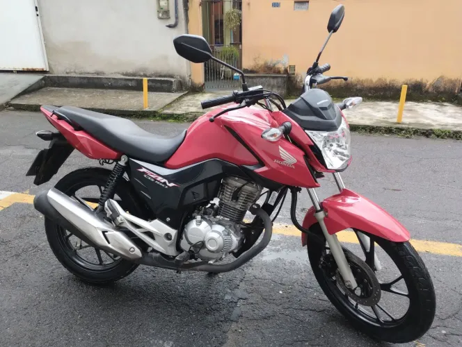 Vendo CG Fan 160 ano 2023 de garagem , uso só para levar meu filho na escola a 3 km