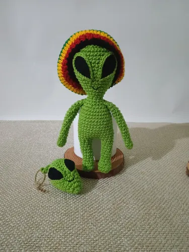 Alien+ chaveiro em amigurumi/crochê