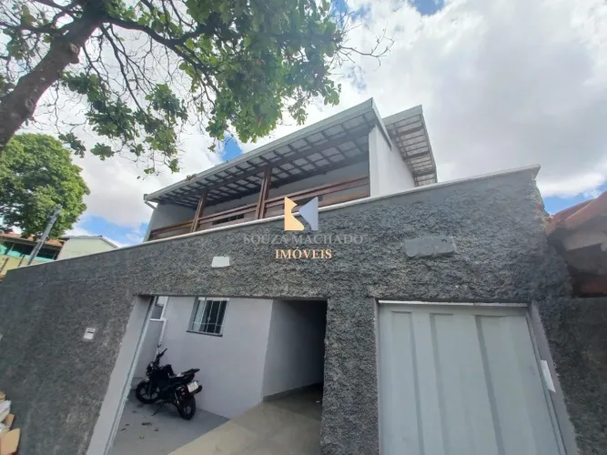Casa linear acima do nível da rua de 3 quartos e uma vaga