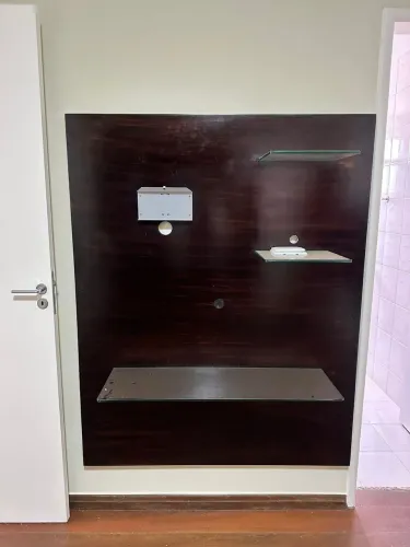 Painel de MDF com prateleiras