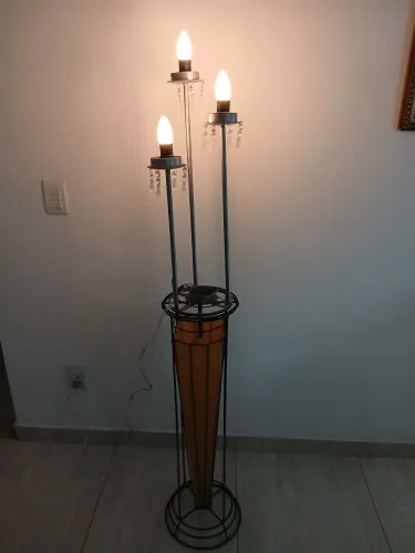 Candelabro de ferro e lâmpada