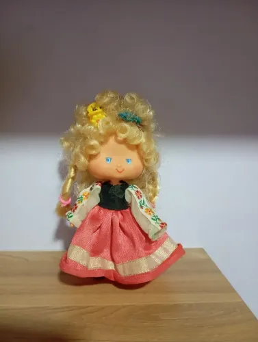 Boneca moranguinho trajes típico 