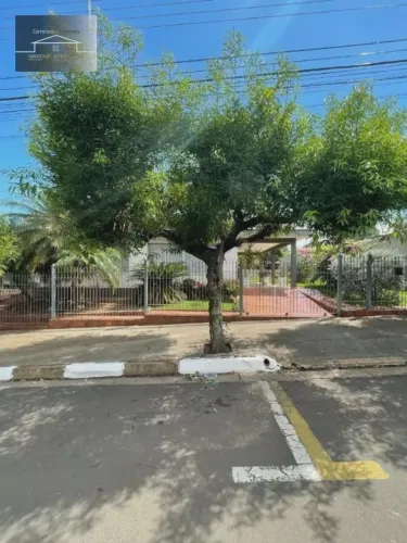 Casa no centro de Cosmópolis-SP. Terreno medindo 1.056m².