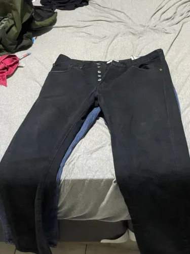 Calça Levi?s 501 Original, modelo clássico reta da Levi?s com fechamento por botões 