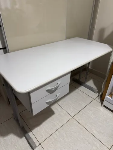 Mesa de Escritório Cinza com Duas Gavetas | Ideal para Home Office