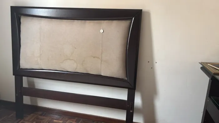 Cama de casal maciça e aparador