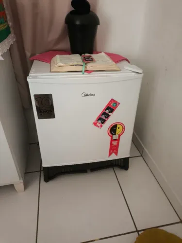 Frigobar semi novo