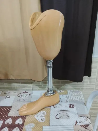Vendo uma prótese de perna mecânica N° 42