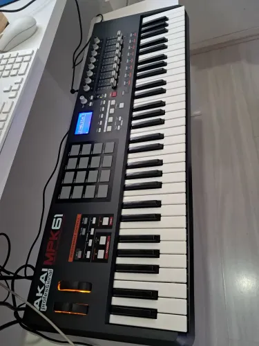 Teclado Controlador Akai MPK 61 com Hard Case