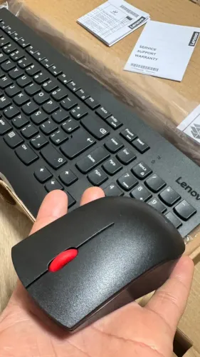Kit Teclado e Mouse Sem Fio Lenovo Essential - na Caixa