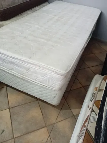 Cama box de solteiro com colchão de molas,em bom estado de conservação.