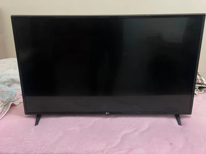 televisão 40 polegadas LG  com a tela azul