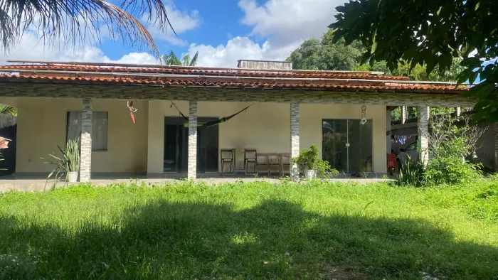 Vende-se casa grande,próximo à Avenida principal do Parque Jair 
