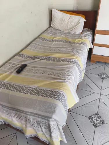 Cama de casal Madeira c/ Colchão de Mola incluso.