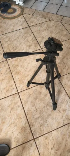 Tripé Weifeng 3716 com cabeça hidráulica.