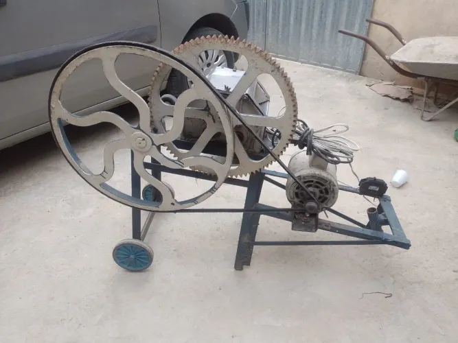 MÁQUINA ELÉTRICA COM TRANSMISSÃO POR ENGRENAGENS - ROBUSTA E FUNCIONAL