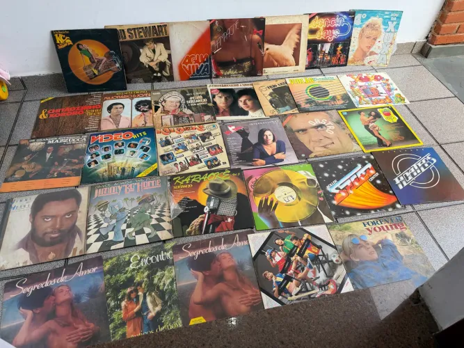 LOTE 29 VINIL + 10 COMPACTOS + 5 DVDs BRINDE - XUXA ALPHAVILLE - URGENTE