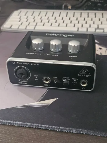 Interface de áudio u-phoria UM2 - Behringer