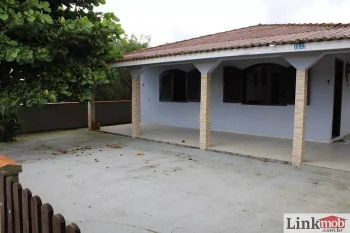 Casa a venda em Guaratuba com piscina.