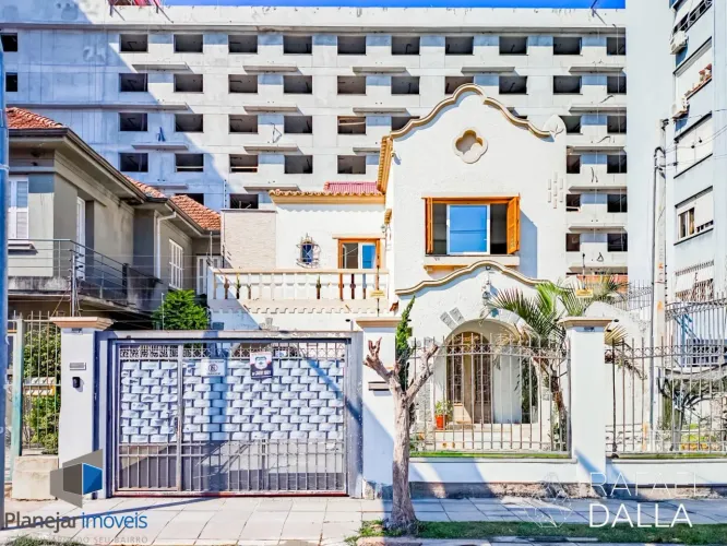 Casa com piscina e 5 vagas em frente ao Zaffari na Luiz Afonso