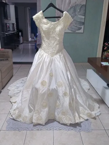 Vestido de Noiva Clássico Estilo Princesa com Cauda Longa e Pedrarias