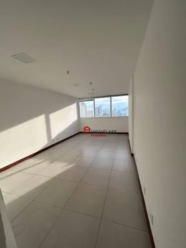 Sala ampla e bem ventilada