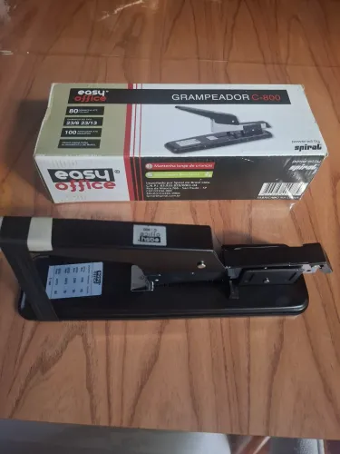 Grampeador grande para 80 folhas