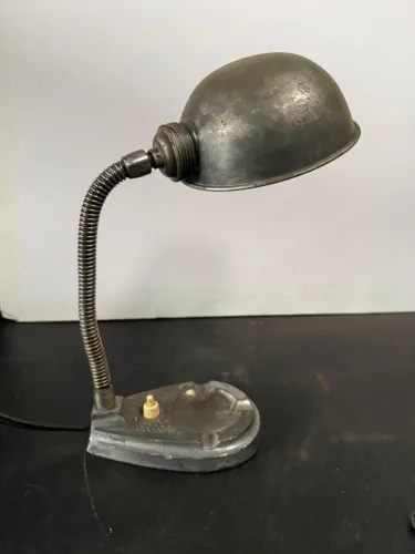 Luminária de mesa vintage de metal com haste flexível (pescoço de ganso) com base cinzeiro