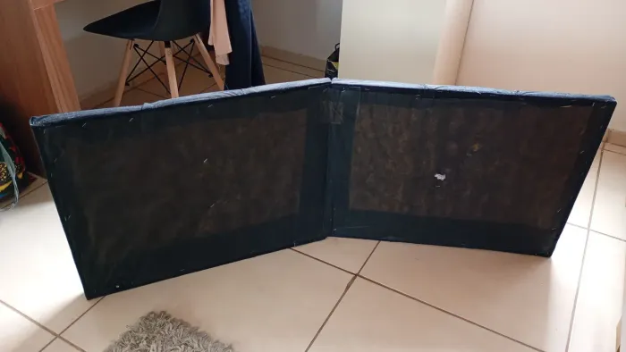Cabeceira dobrável de parede na cor preta