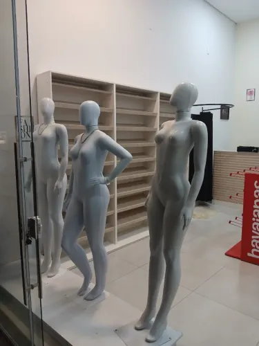Kit com 4 Manequins Femininos para Loja