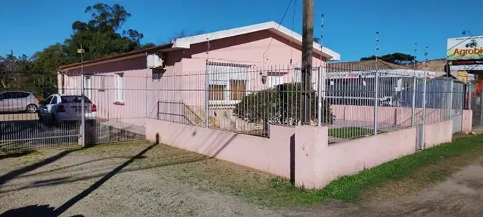 Casa na Av Fernando Osório, próxima ao Macroatacado Treichel