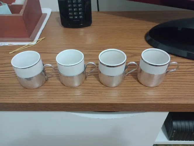 Jogo de 4 xícaras de café em porcelana com detalhes em inox
