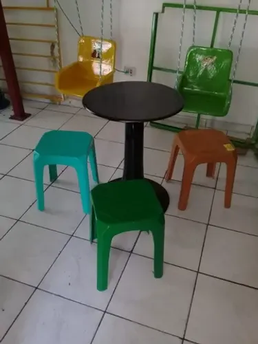 Conj. Mesa e três  bancos de fibra