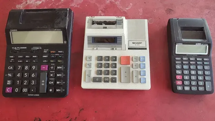 Vendo 3 calculadoras pra retirada de peças.