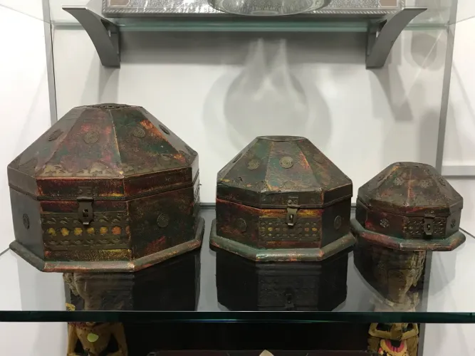 JOGO DE 3 CAIXAS OCTOGONAL INDIANA Original...Lindas peças EM MADEIRA COM DETALHES EM META
