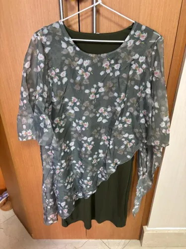 Vestido verde com capa florida tamanho M