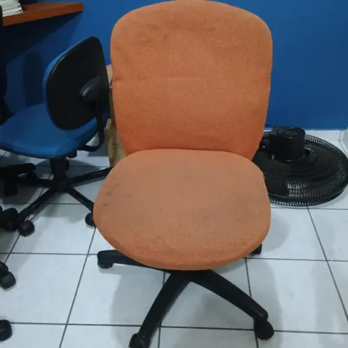 Cadeira de rodinhas Presidente estofado confortável