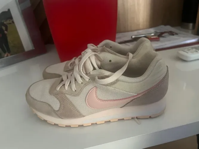 Tênis Nike branco com rosa
